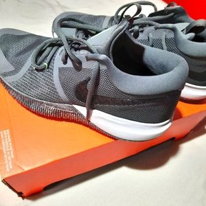 Mens Nike Shoes 9.5 (new)